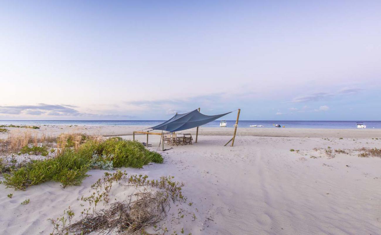 Photo de Fourseasons Beach avec sable lumineux de surface