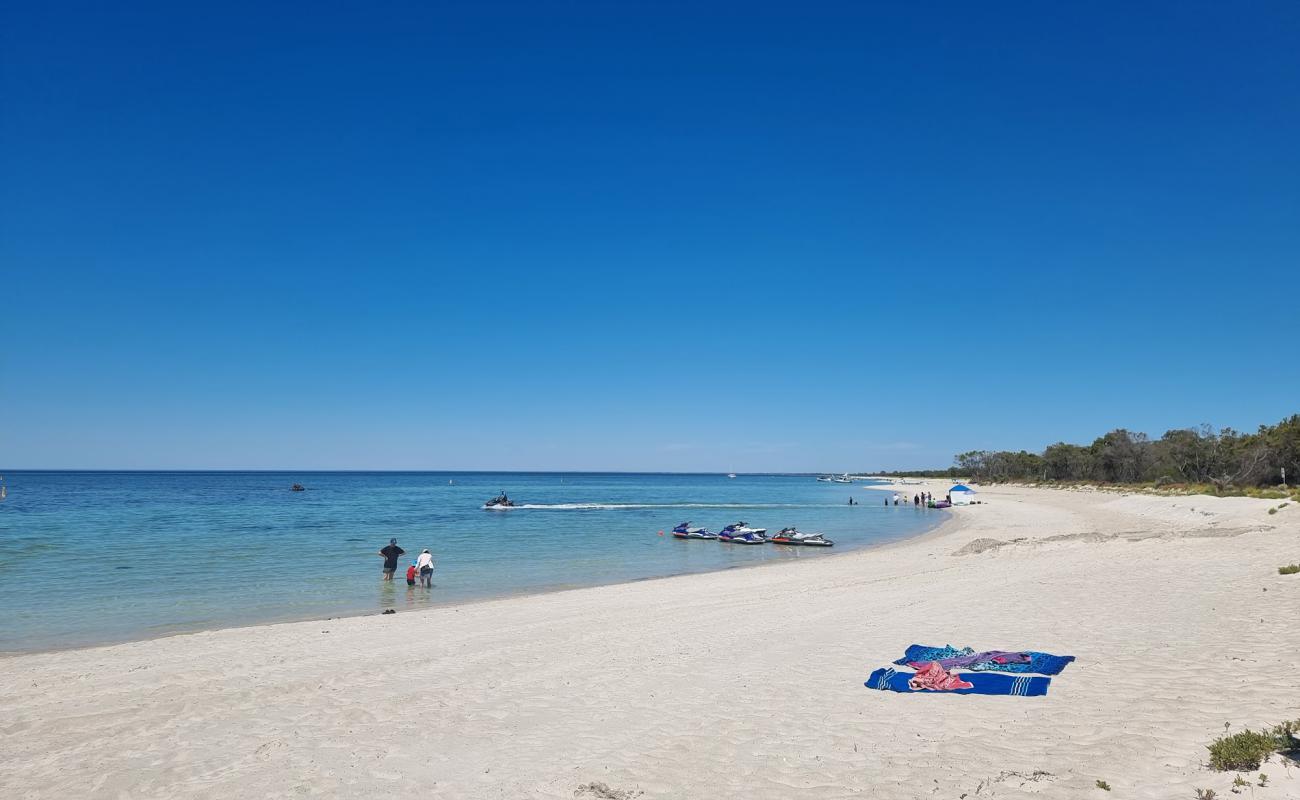 Photo de Quindalup Beach avec sable fin et lumineux de surface