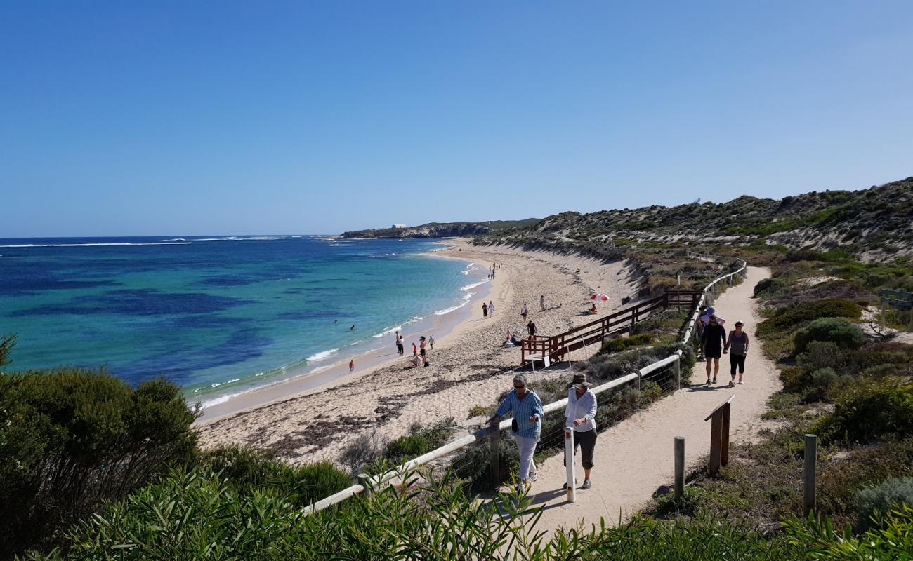 Photo de Surrers Beach avec sable lumineux de surface