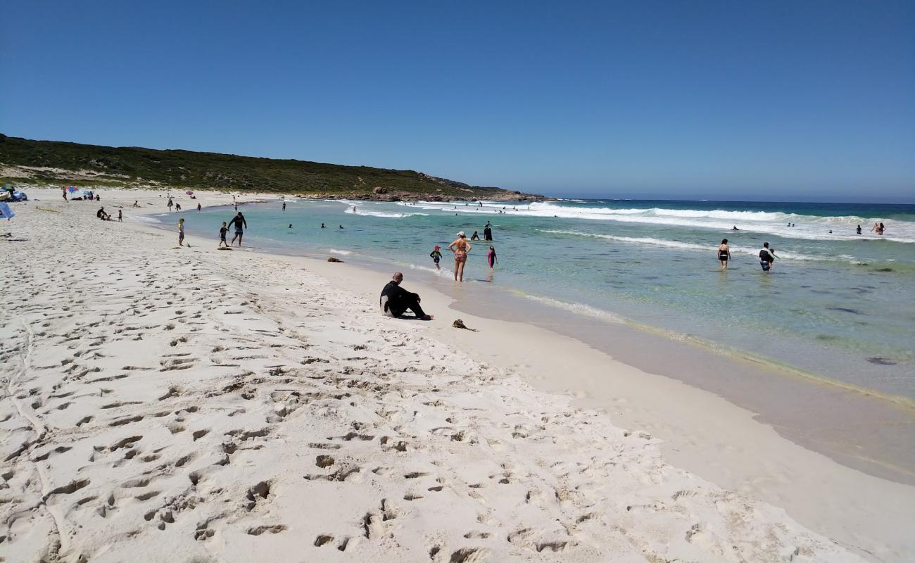 Photo de Redgate Beach avec sable fin et lumineux de surface