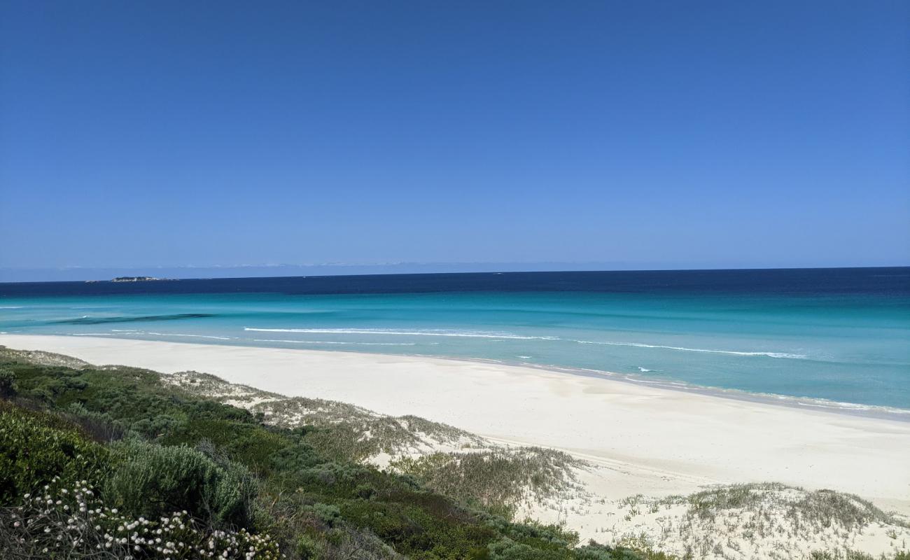 Photo de Boranup Beach avec sable lumineux de surface