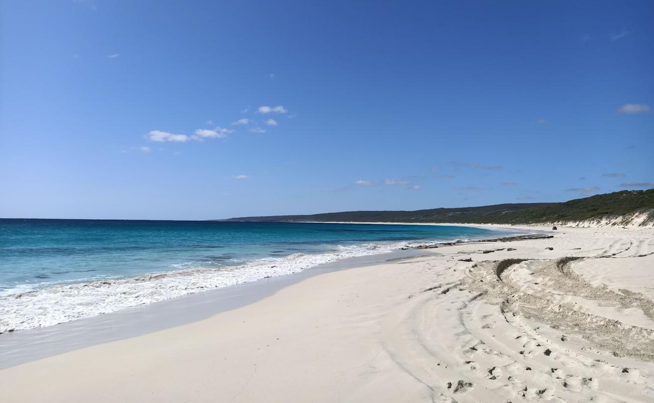 Photo de Neretlis Beach avec sable lumineux de surface