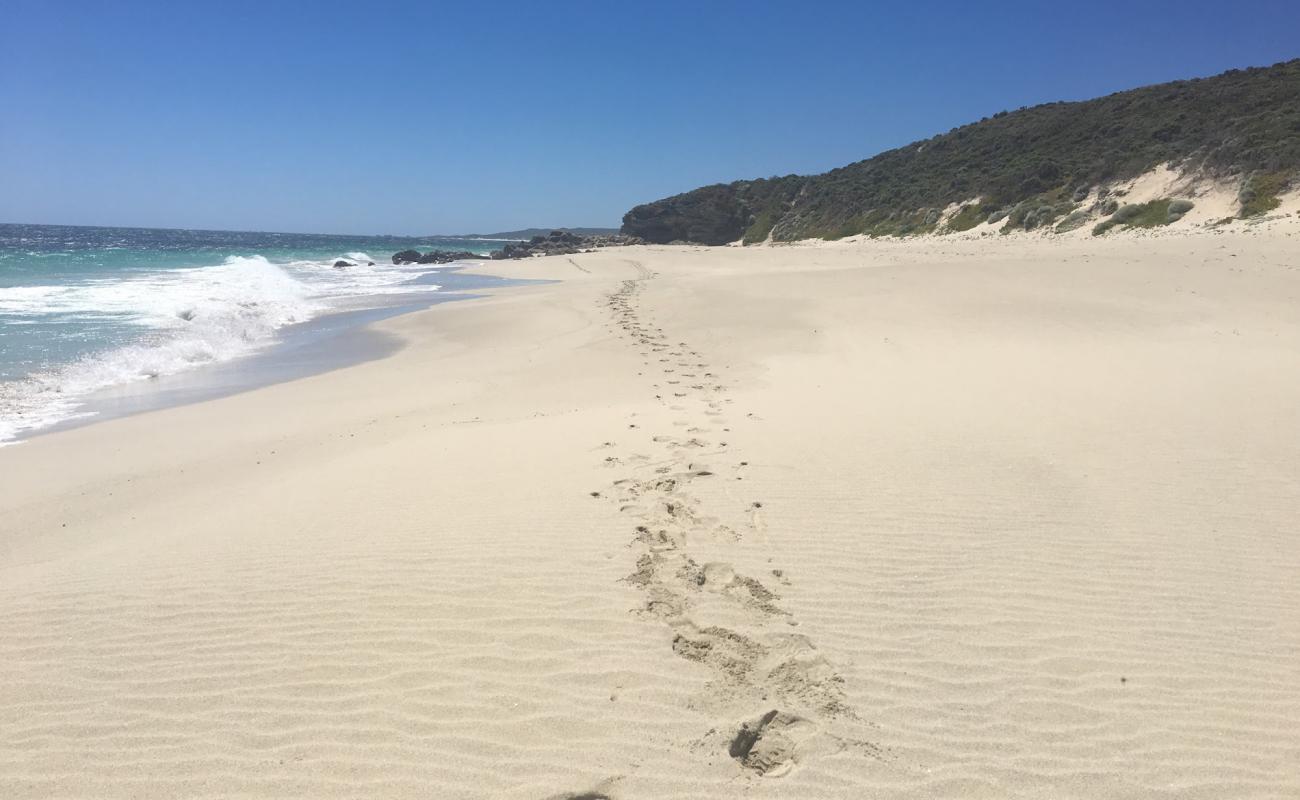 Photo de Deepdene Beach avec sable fin blanc de surface