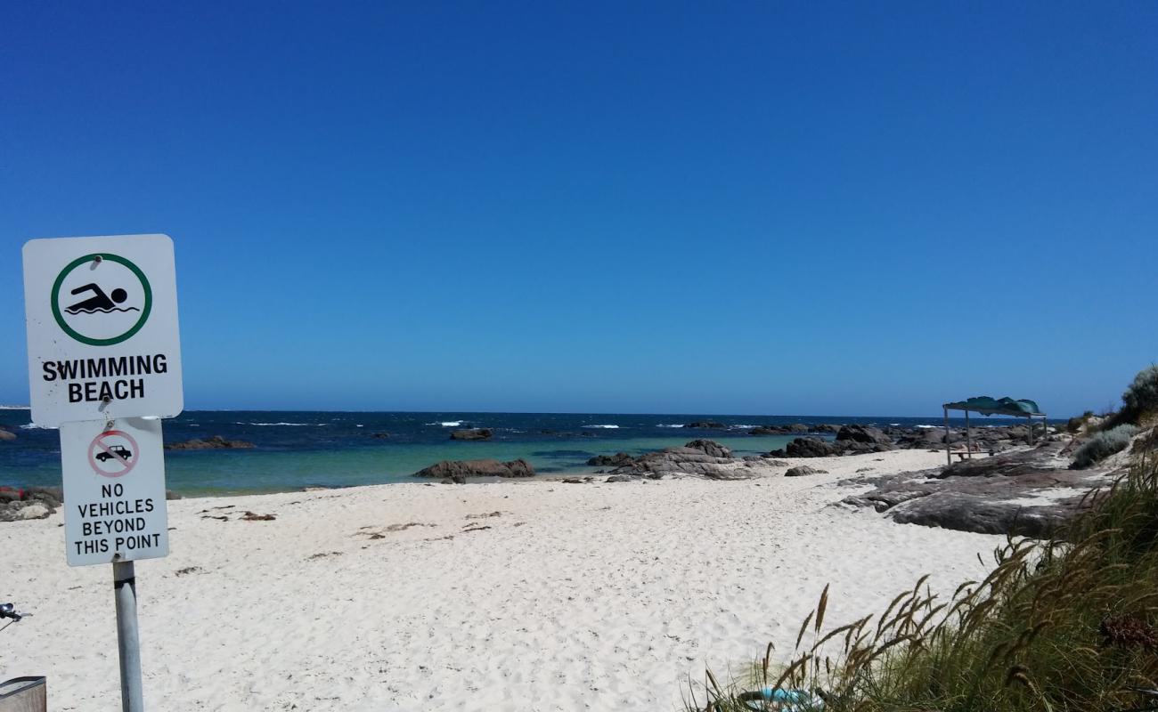 Photo de Windy Beach avec sable beige de surface