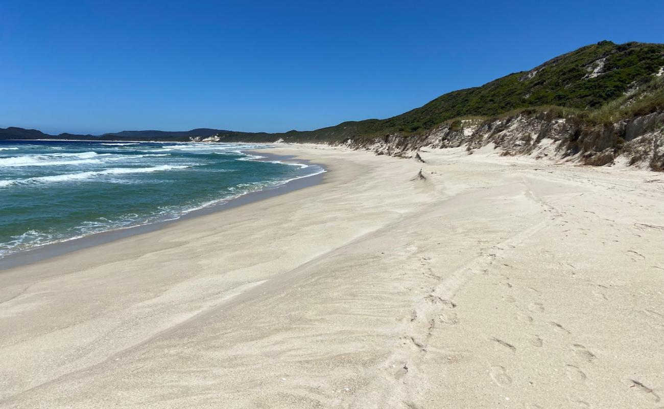 Photo de Bellanger Beach avec sable lumineux de surface