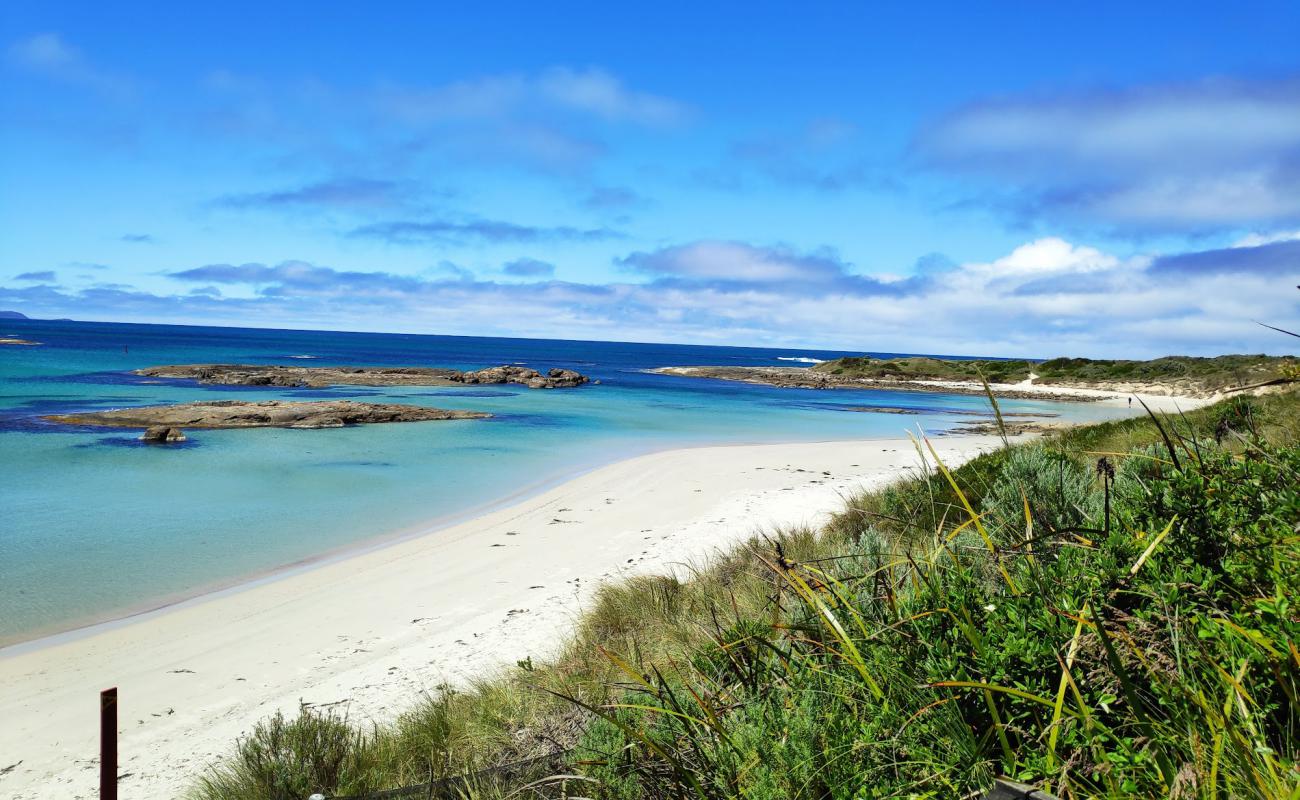 Photo de Peaceful Bay Beach avec sable lumineux de surface