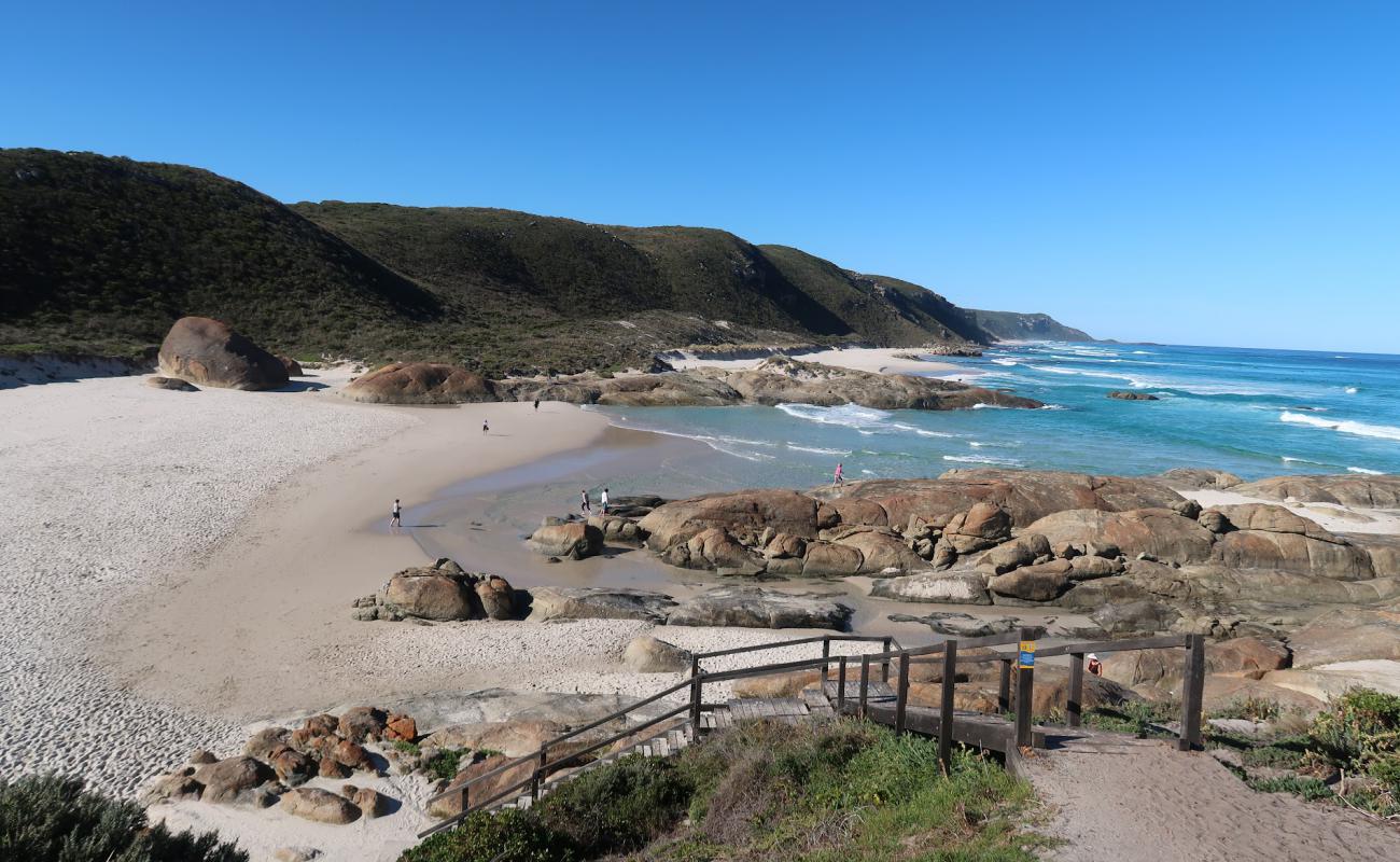 Photo de Lights Beach avec sable lumineux de surface