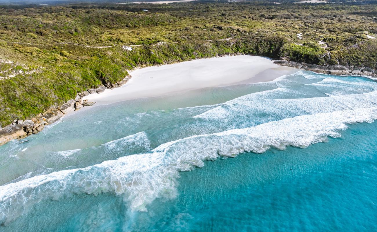 Photo de Lowlands Beach avec sable lumineux de surface