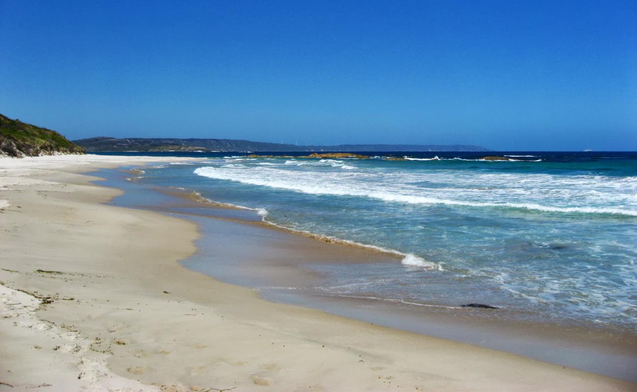 Photo de Perkins Beach avec sable lumineux de surface