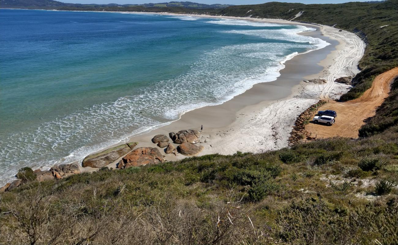 Photo de Muttonbird Beach avec sable lumineux de surface