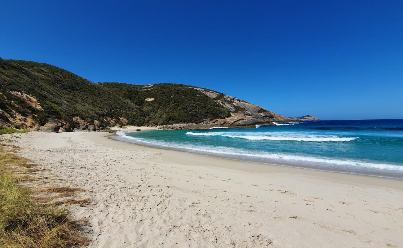 Photo de Salmon Beach avec sable lumineux de surface