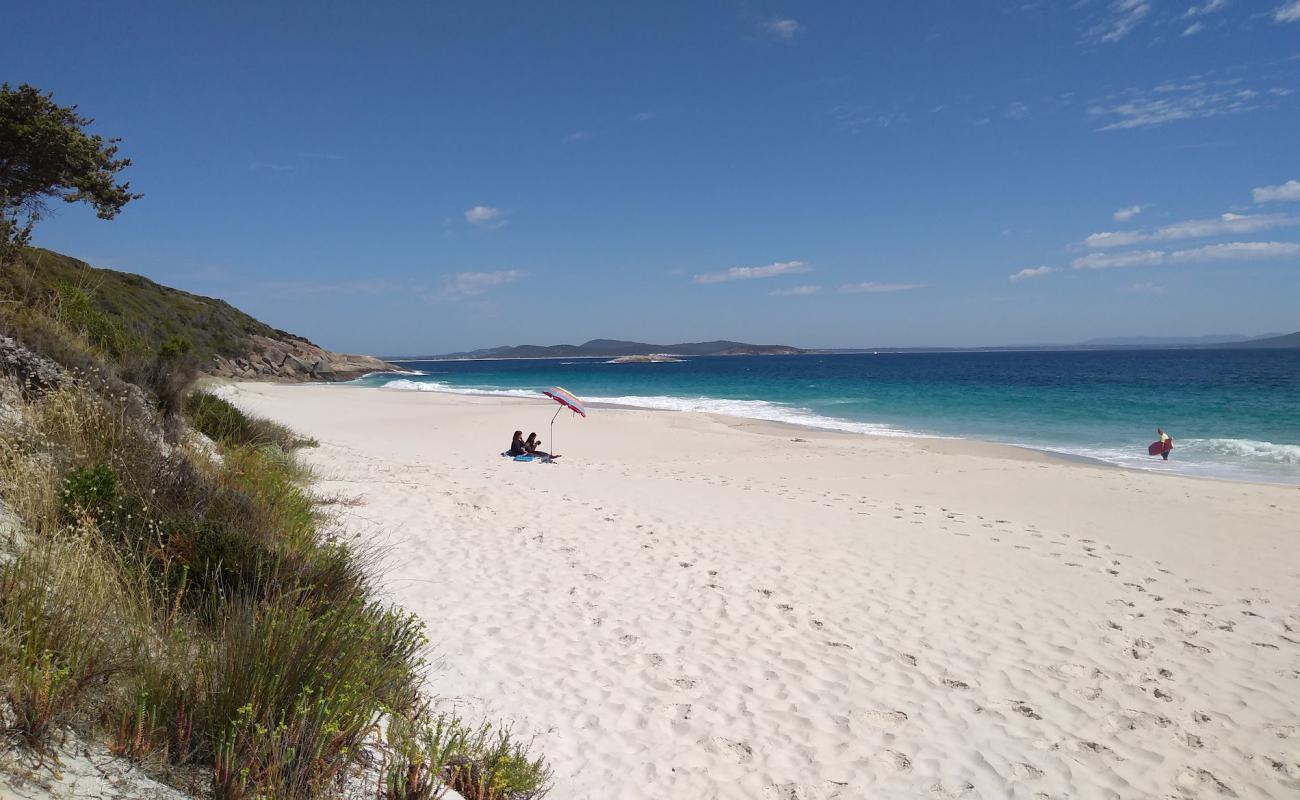 Photo de Misery Beach avec sable fin blanc de surface