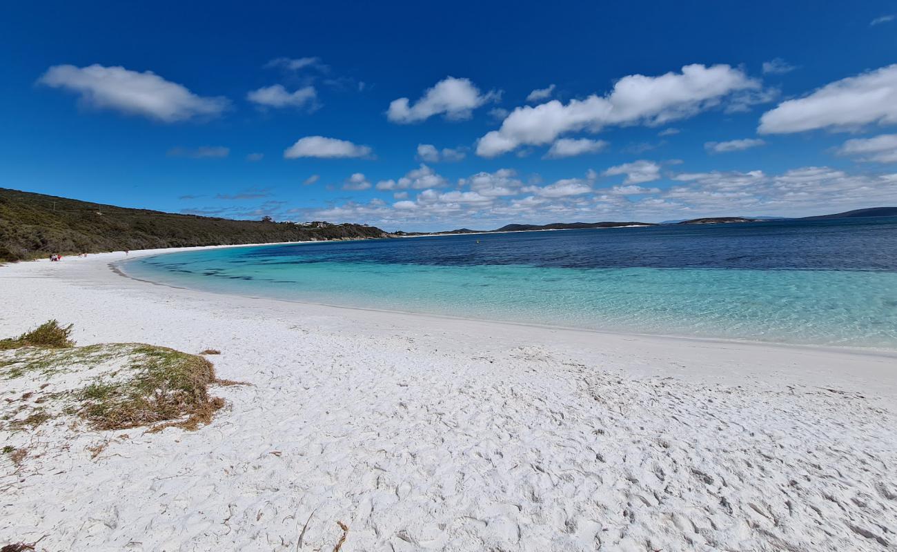 Photo de Frenchman Beach avec sable lumineux de surface