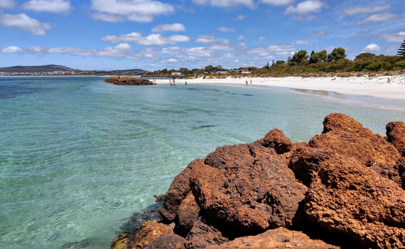 Photo de Emu Beach avec sable blanc de surface