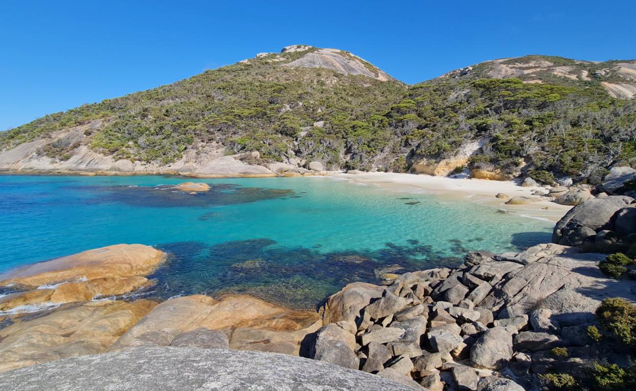 Photo de Waterfall Beach avec sable fin blanc de surface