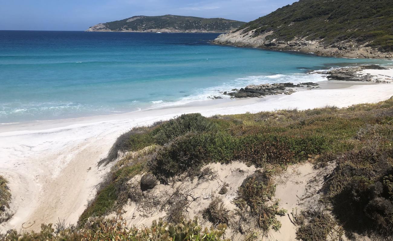 Photo de Back Beach avec sable blanc de surface