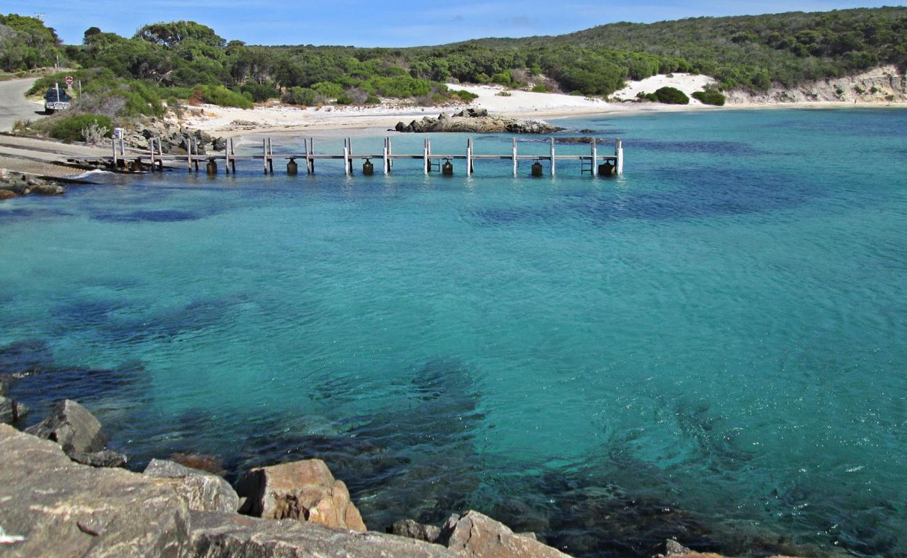 Photo de Fishery Beach avec sable beige de surface