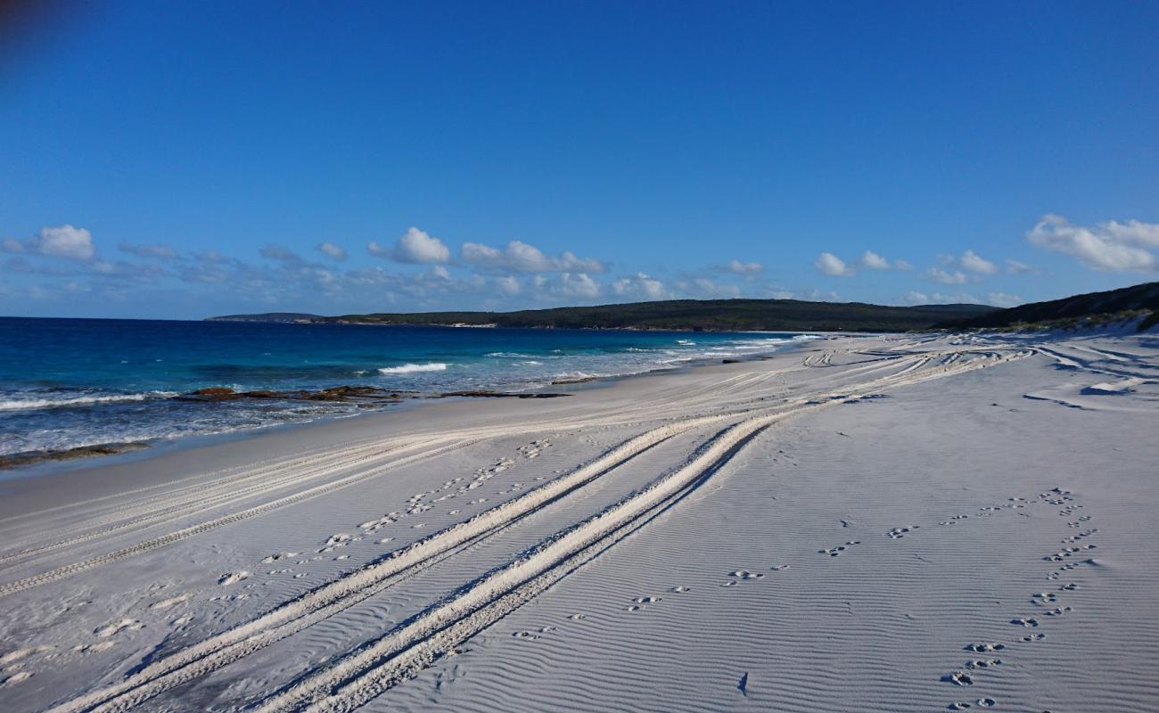 Photo de Back Beach avec sable lumineux de surface