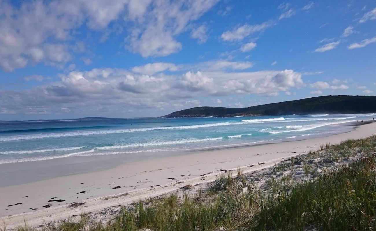 Photo de Peppermint Beach avec sable lumineux de surface