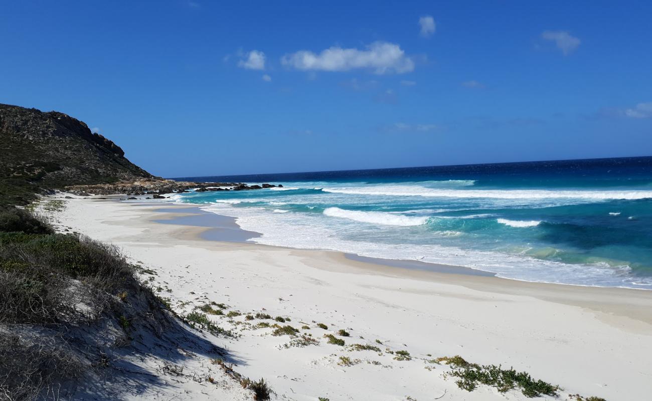 Photo de Mylies Beach avec sable beige de surface