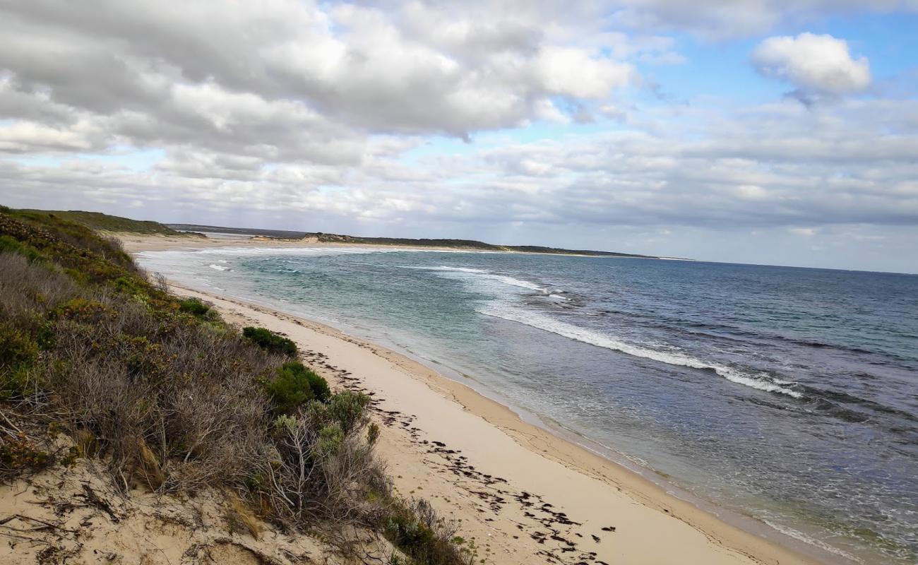 Photo de Four Mile Beach avec sable beige de surface