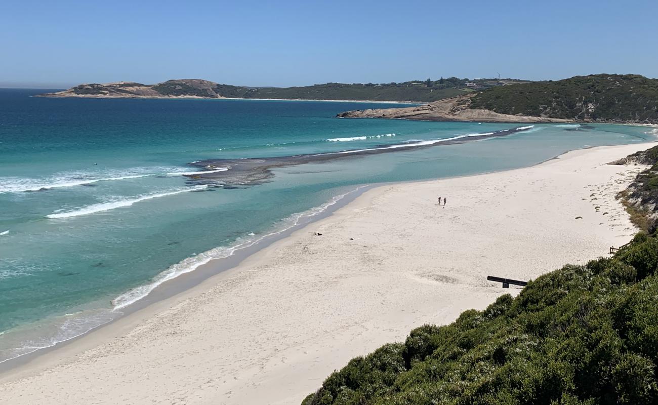 Photo de Salmon Beach avec sable blanc de surface