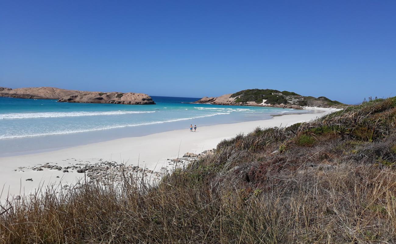 Photo de Cape Le Grand Beach avec sable fin blanc de surface