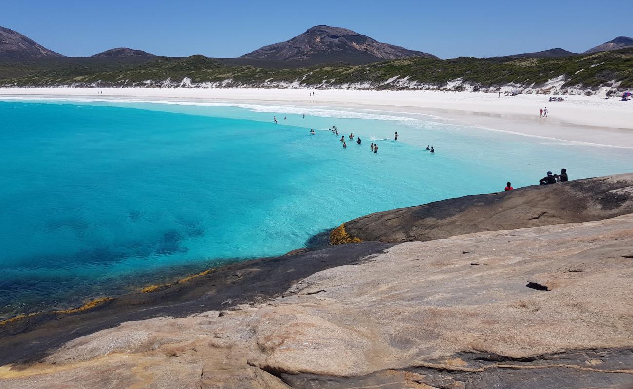 Photo de Hellfire Bay Beach avec sable fin blanc de surface