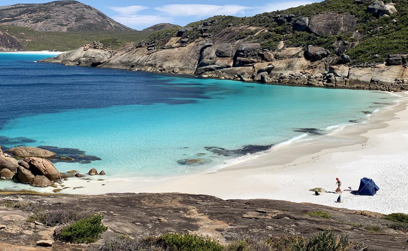 Photo de Little Hellfire Bay avec sable fin et lumineux de surface