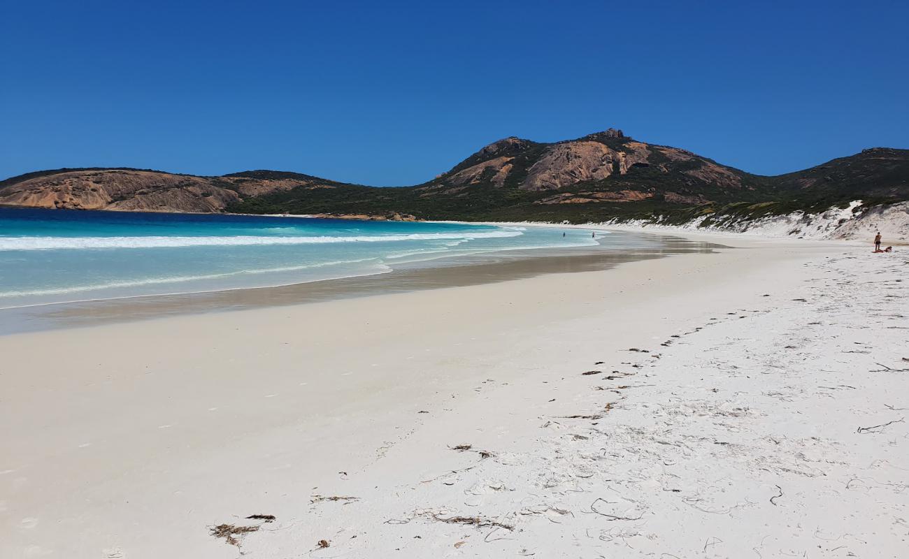 Photo de Thistle Cove avec sable fin blanc de surface