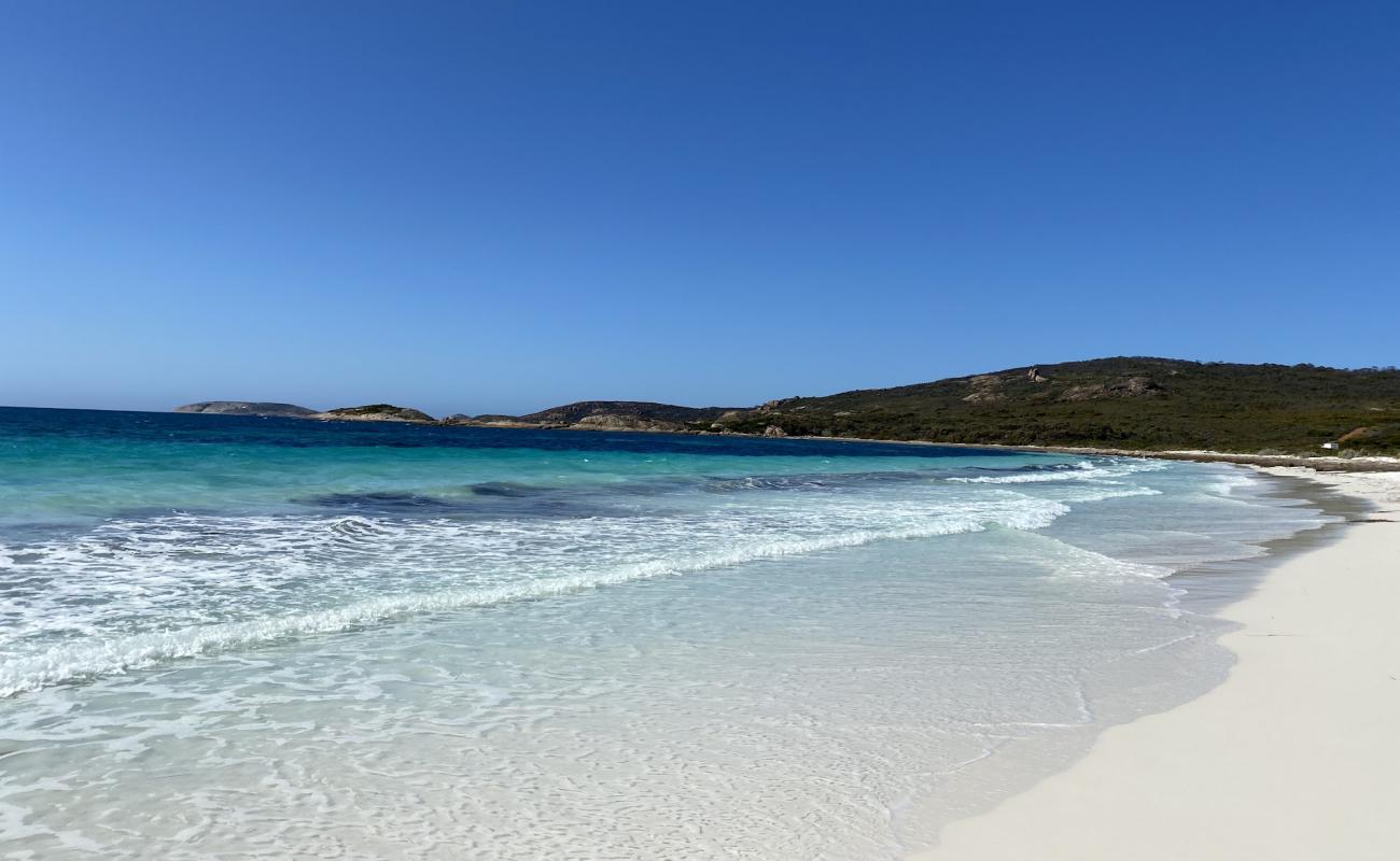 Photo de Lucky Bay avec sable fin blanc de surface