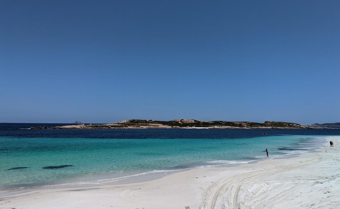 Photo de Little Wharton Beach avec sable fin blanc de surface