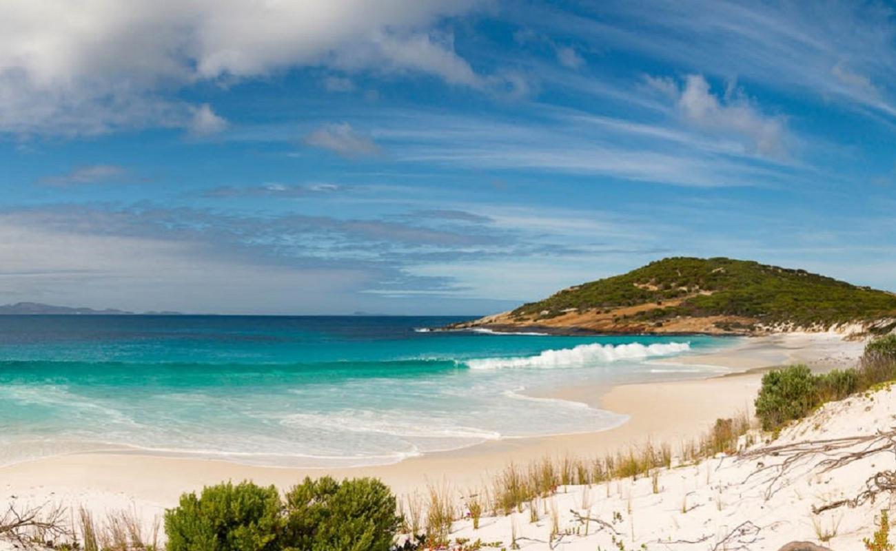 Photo de Tagon Beach avec sable fin blanc de surface