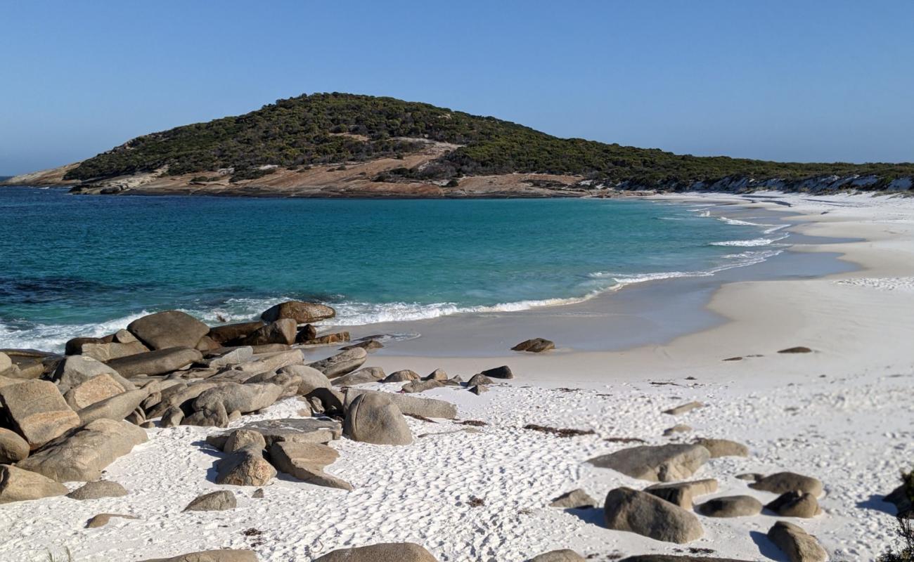 Photo de Little Tagon Bay avec sable fin blanc de surface