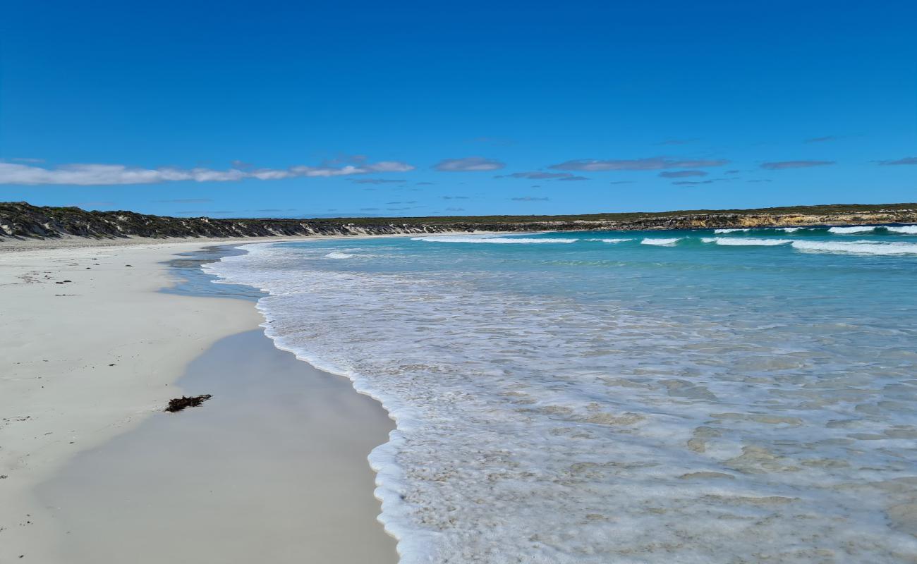 Photo de Fishery Bay Beach avec sable lumineux de surface