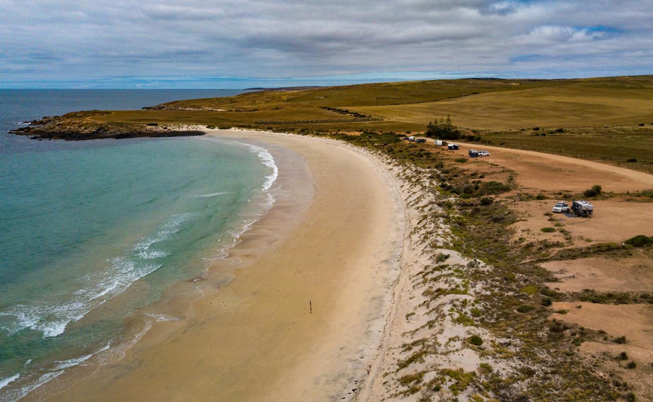 Photo de Cowleys Beach avec sable lumineux de surface