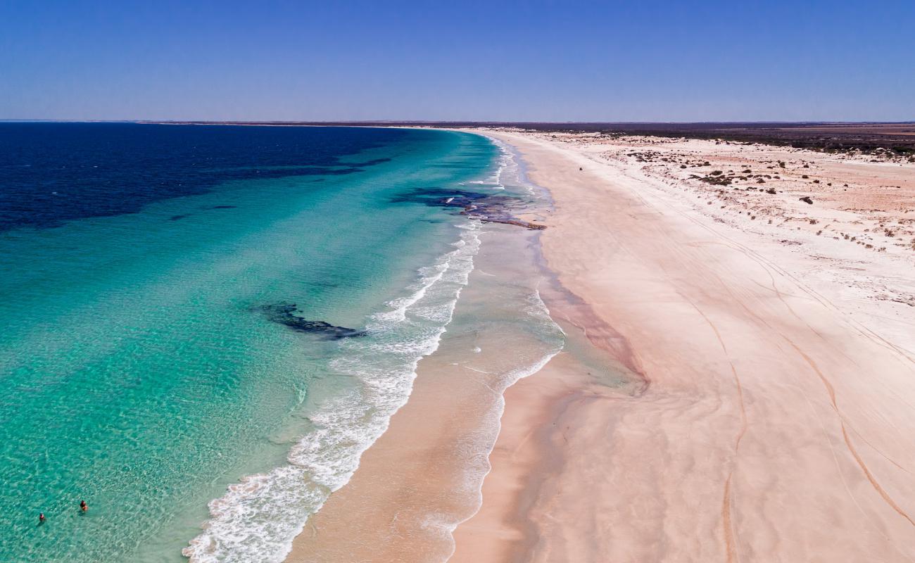 Photo de Mills Beach avec sable beige de surface
