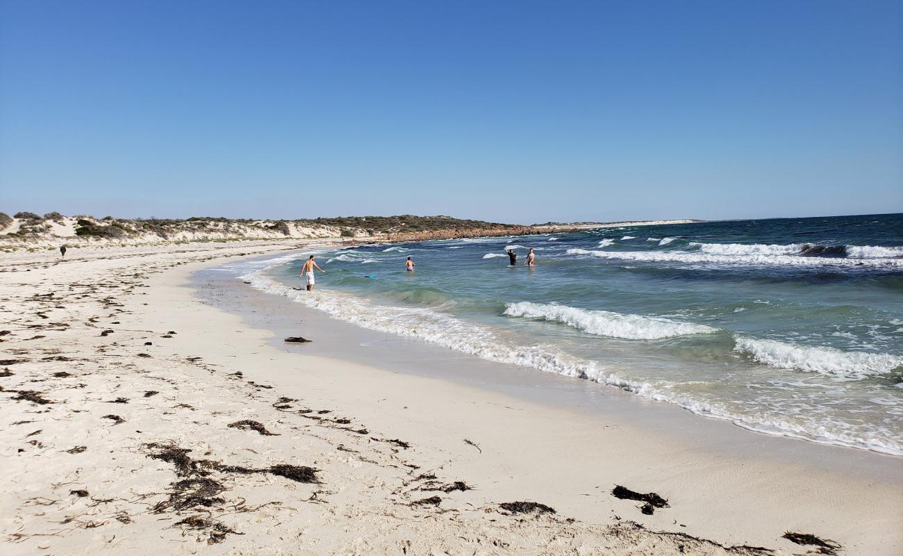 Photo de Rifle Butts Beach avec sable lumineux de surface