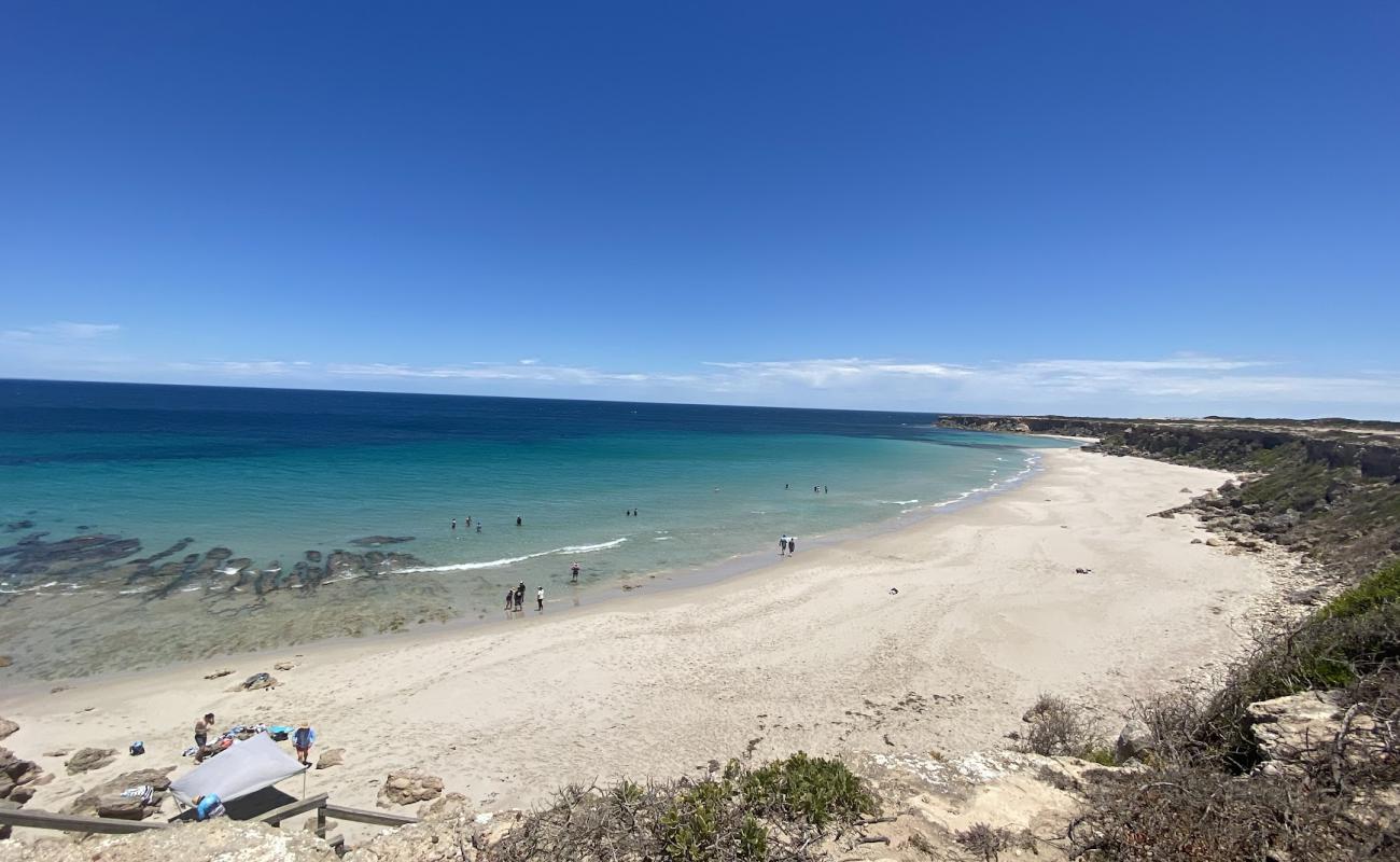 Photo de Troubridge Hill Beach avec sable beige de surface