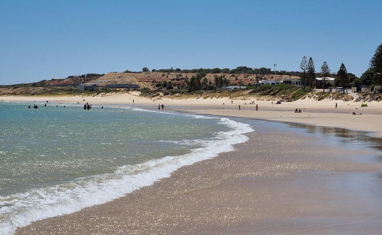 Photo de Christies Beach avec sable beige fin de surface