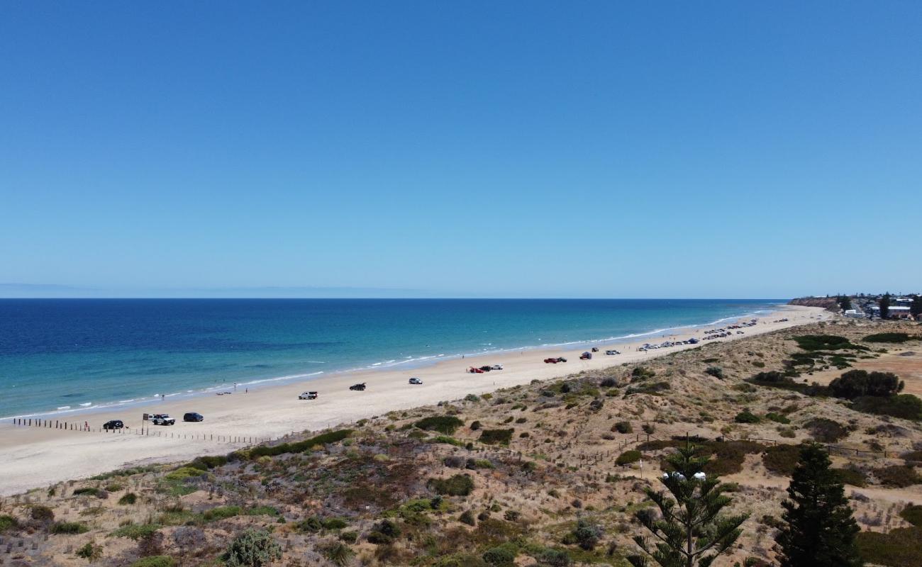 Photo de Moana Beach avec sable beige de surface