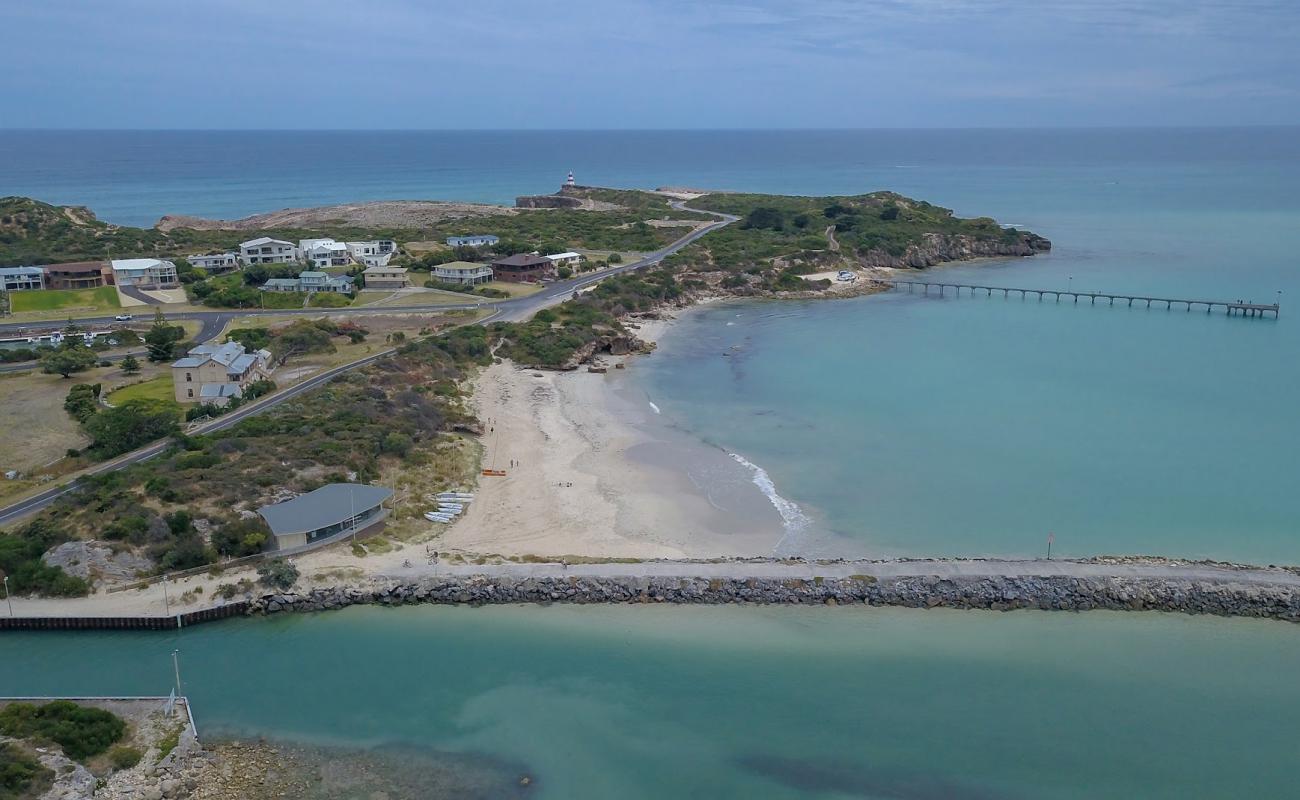 Photo de Karrata Beach avec sable beige de surface