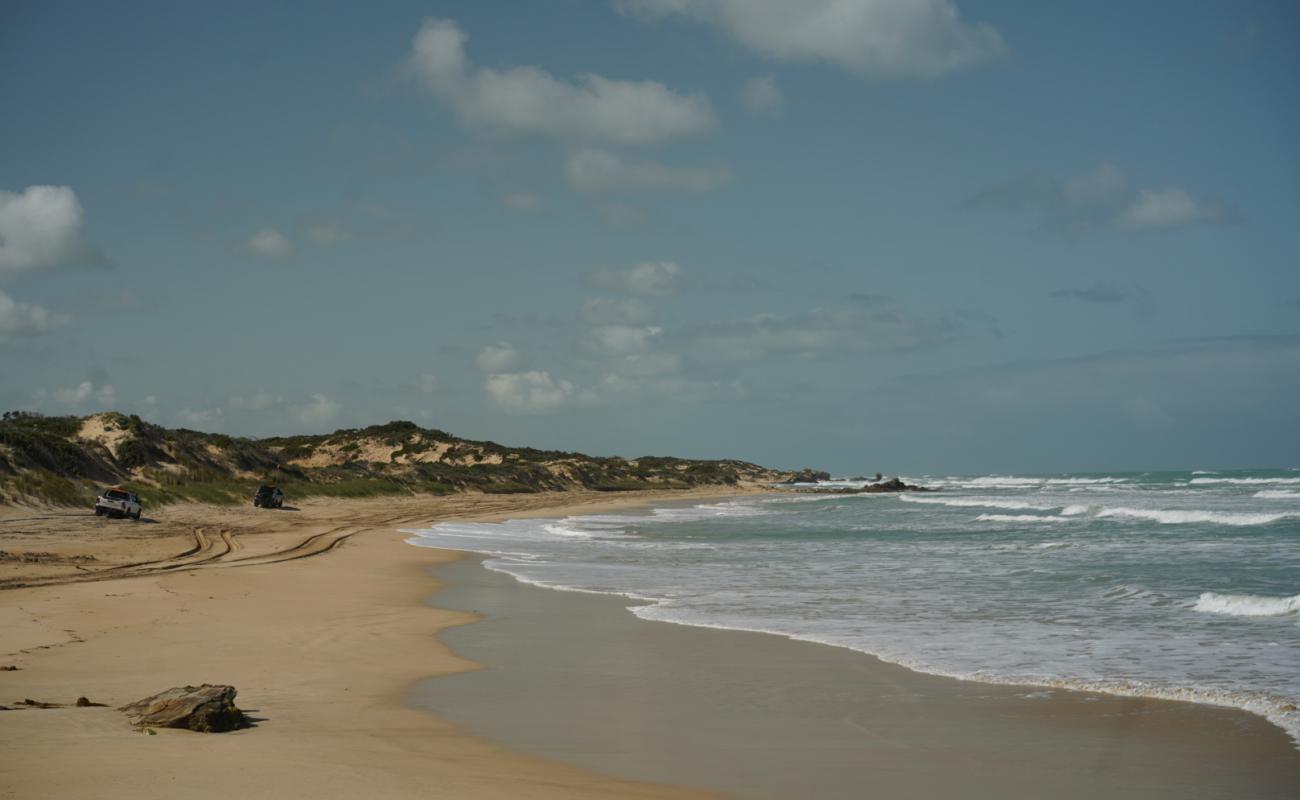 Photo de Back Beach avec sable lumineux de surface