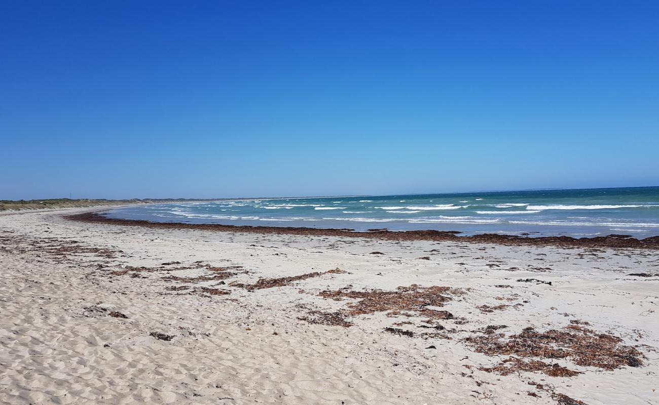 Photo de Surf Beach avec sable lumineux de surface