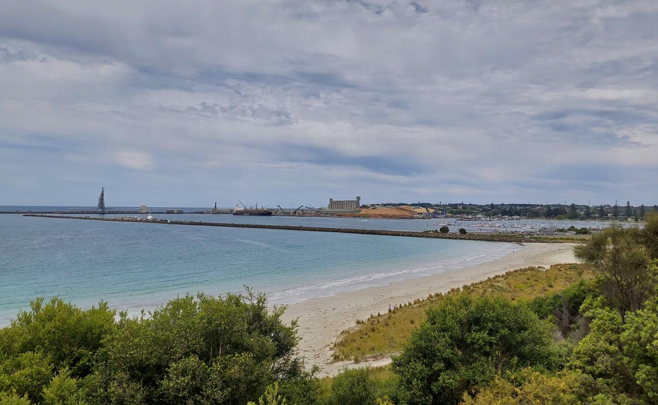Photo de Nuns Beach avec sable beige de surface