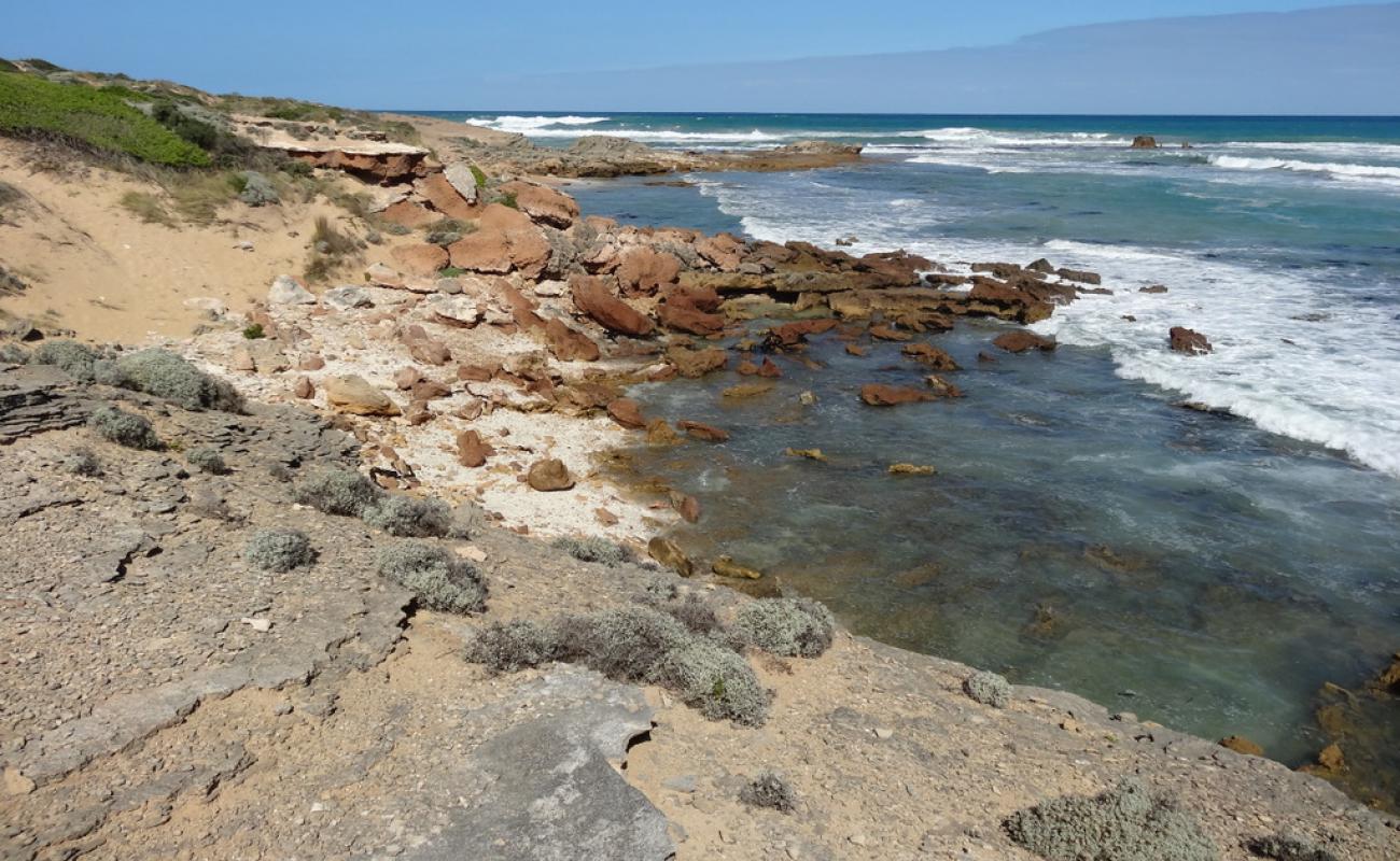 Photo de Shelly Beach, Warrnambool avec roches de surface