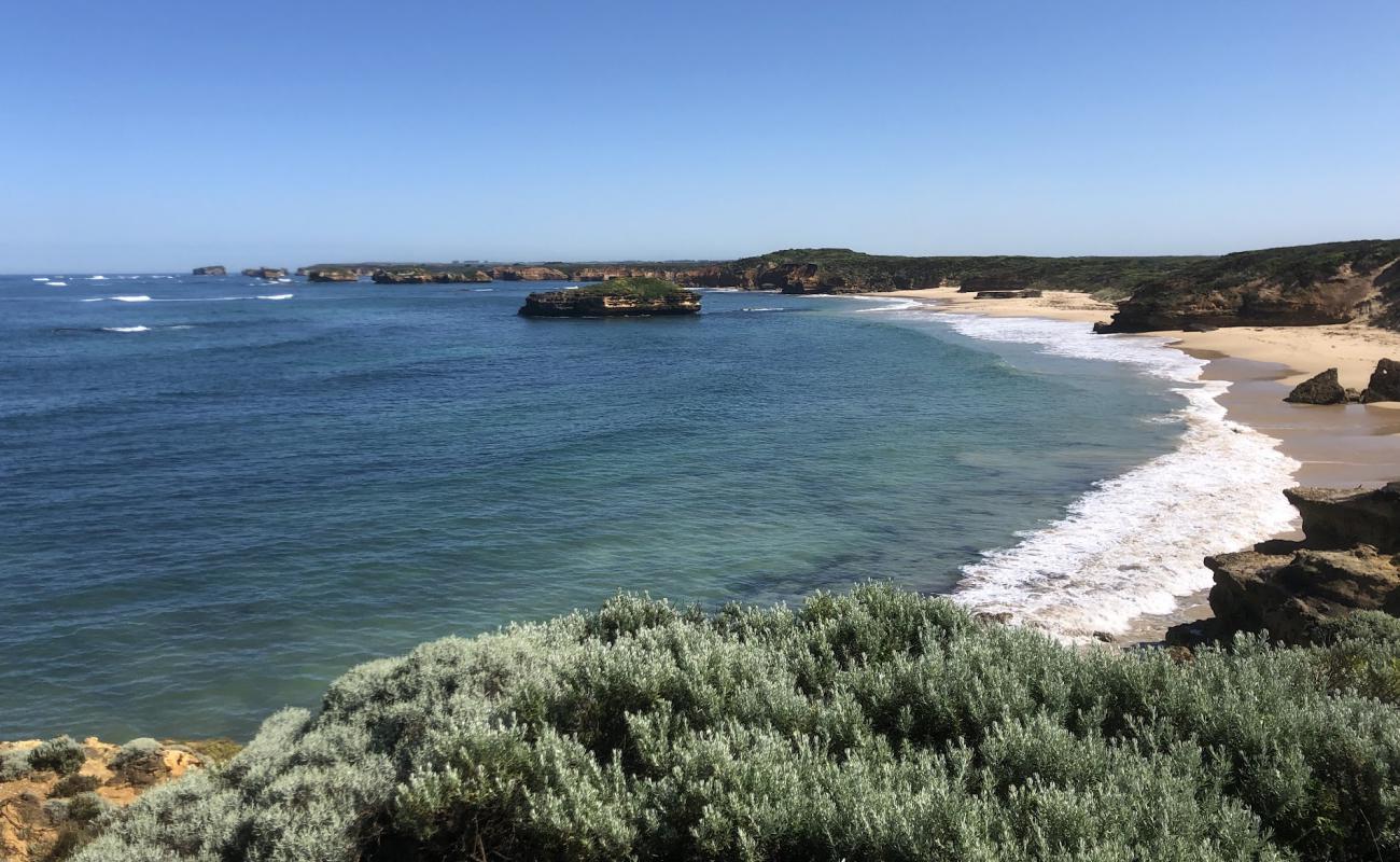 Photo de Bay Of Martyrs avec sable beige de surface