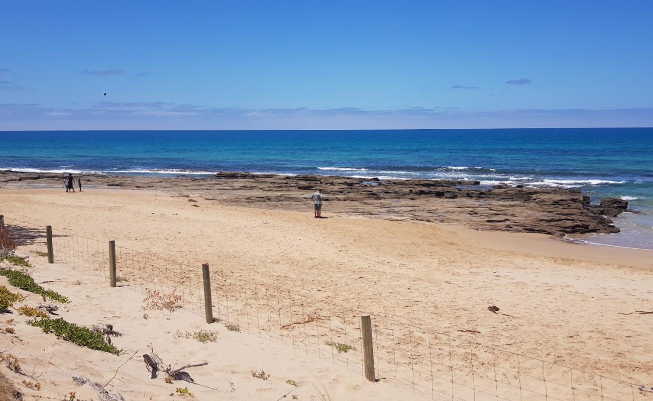 Photo de Biddles Beach avec sable lumineux de surface