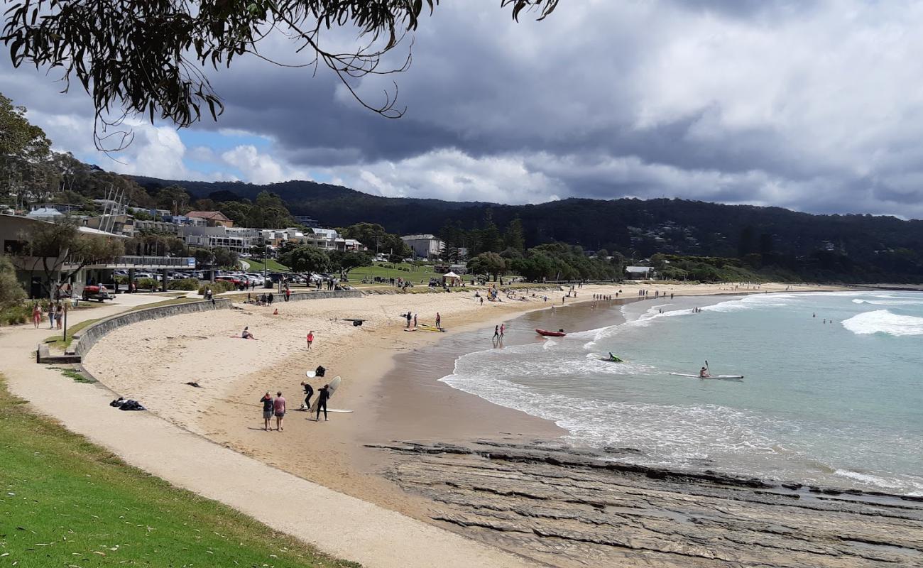 Photo de Lorne Beach avec sable beige de surface