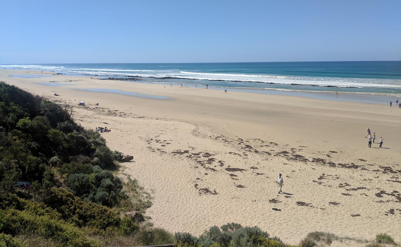 Photo de Guvvos Beach avec sable beige de surface